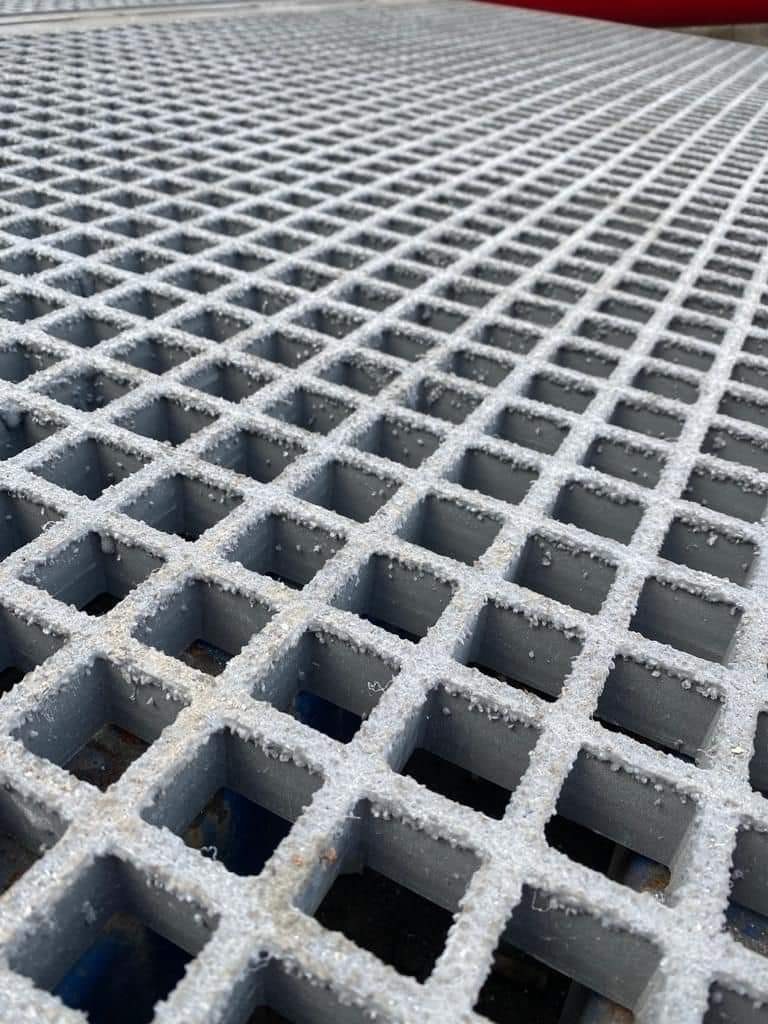Grades de piso em PRFV da Fibermeyer instalada em ambiente industrial