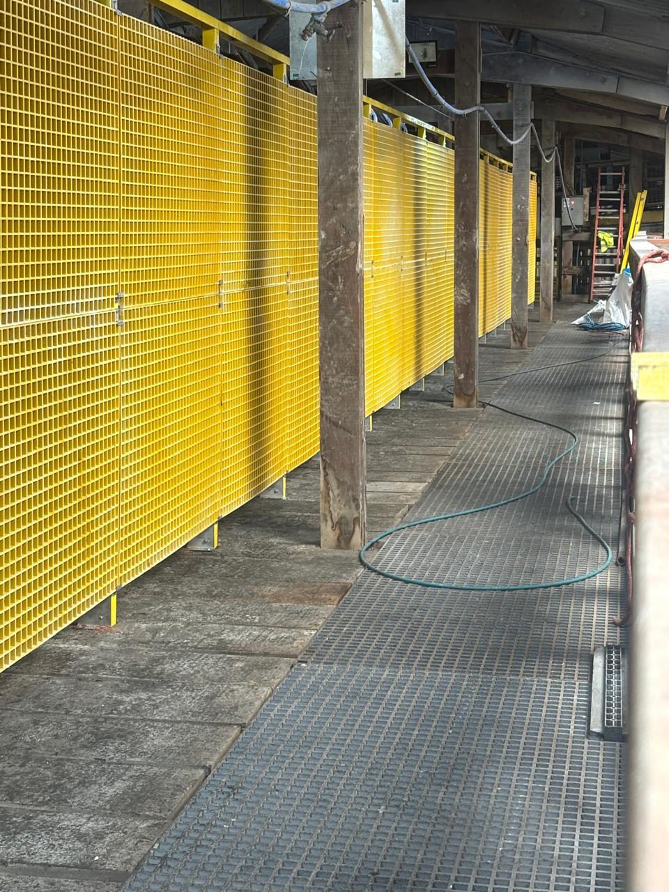 Proteção de máquinas e equipamentos em PRFV da Fibermeyer instalada em ambiente industrial