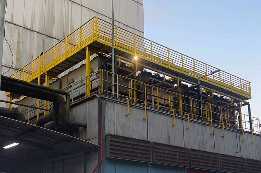 Guarda-corpos em PRFV da Fibermeyer instalada em ambiente industrial