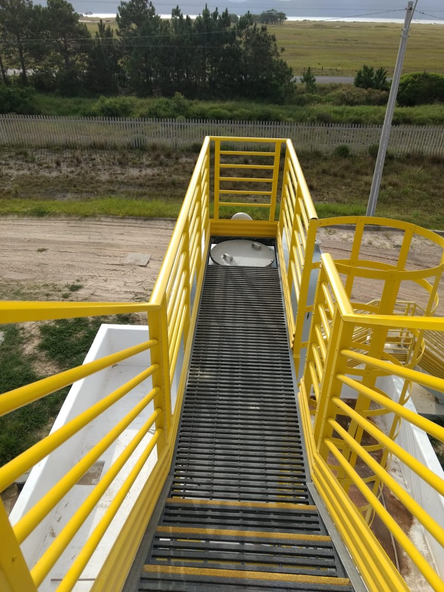 Passarelas em PRFV da Fibermeyer instalada em ambiente industrial