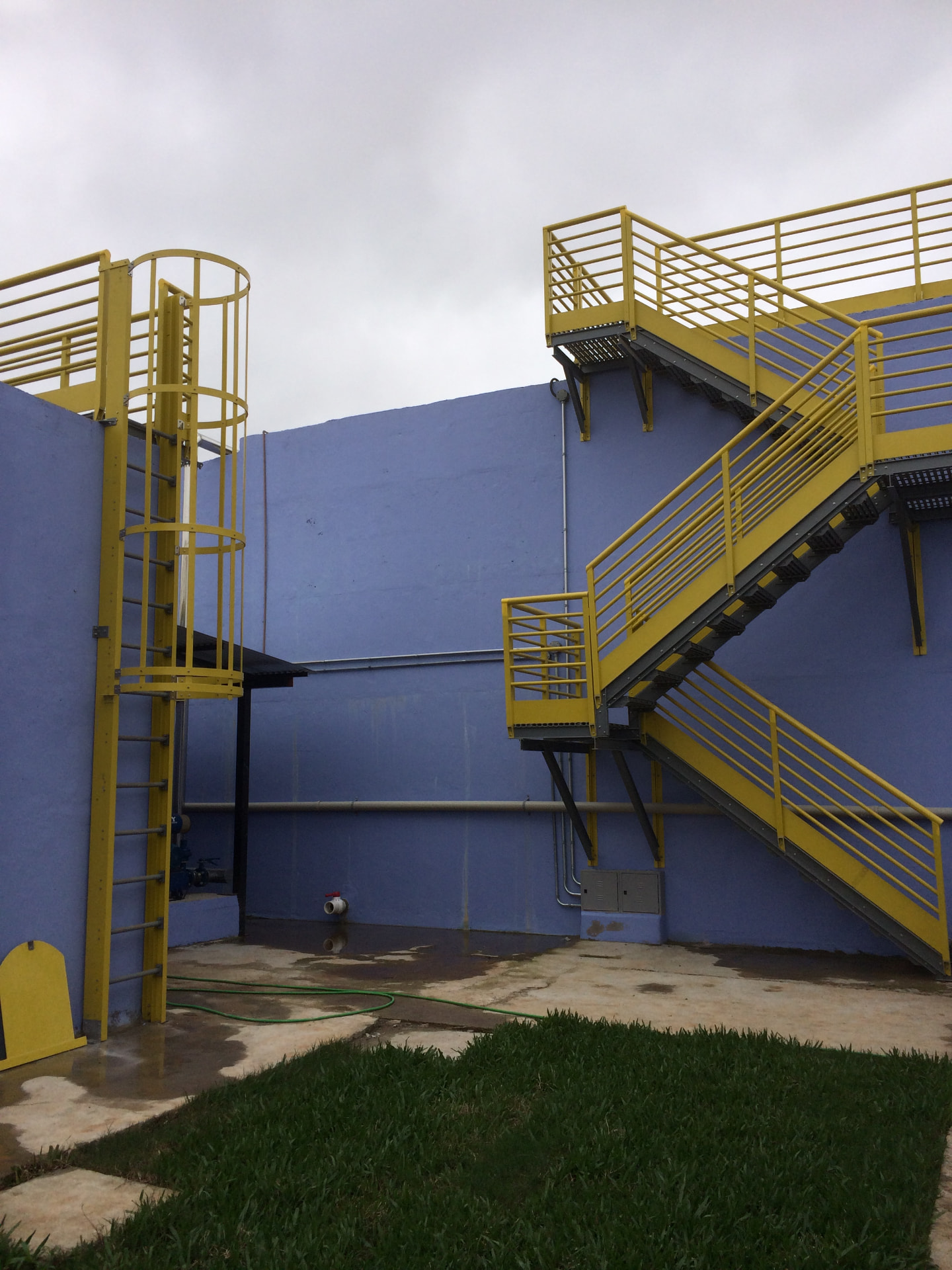 Escadas em PRFV da Fibermeyer instalada em ambiente industrial